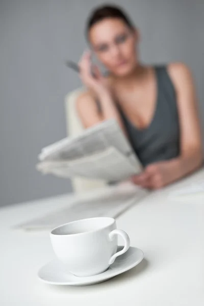 Успешная предпринимательница читала газеты в офисе — стоковое фото