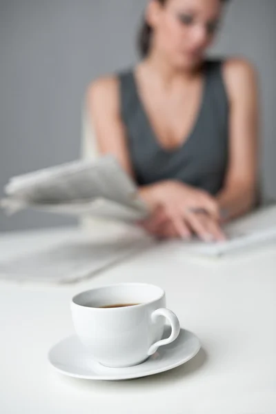 Erfolgreiche Geschäftsfrau Liest Zeitung Büro Konzentriert Sich Auf Den Morgenkaffee — Stockfoto