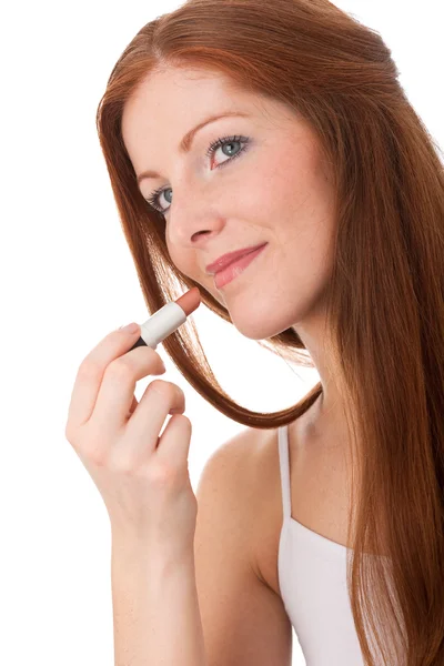 Hermosa Mujer Joven Aplicando Lápiz Labial Sobre Fondo Blanco — Foto de Stock