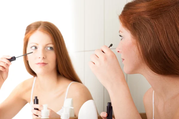 身体护理系列-美丽的年轻女子，睫毛膏的应用 — 图库照片