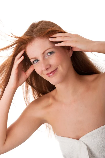 Série de cuidados com o corpo - Mulher de cabelo vermelho longo — Fotografia de Stock
