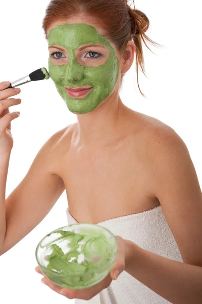 Vücut bakım serisi - çekici bir kadın yeşil yüz maskesi uygulama — Stok fotoğraf