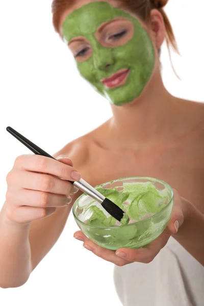 Mulher Jovem Aplicando Máscara Facial Foco Tigela Escova — Fotografia de Stock
