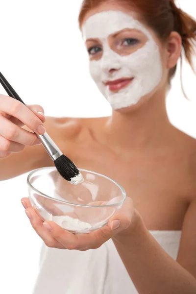 Jovem Aplicando Máscara Facial Branca Usando Escova Foco Tigela Escova — Fotografia de Stock