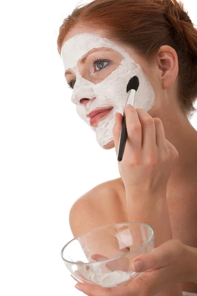 Retrato Mulher Bonita Aplicando Máscara Facial Branca Fundo Branco — Fotografia de Stock
