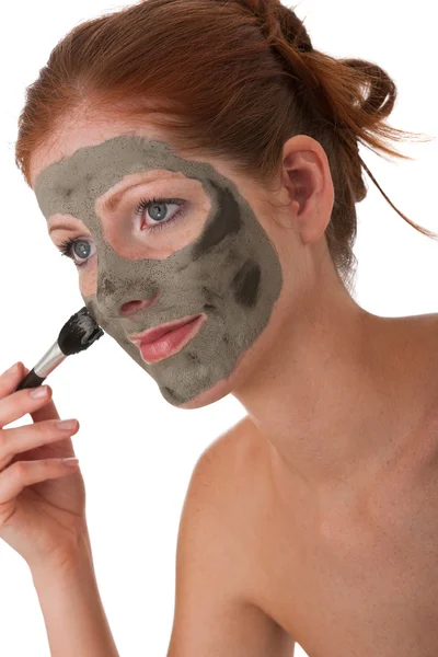 Jonge Vrouw Met Modder Masker Witte Achtergrond — Stockfoto