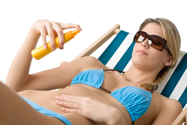 Strand - jonge vrouw toepassing zonnecrème — Stockfoto