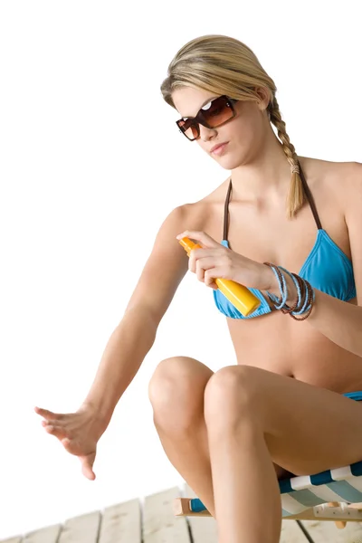 Strand - junge Frau im Bikini trägt Sonnencreme auf — Stockfoto