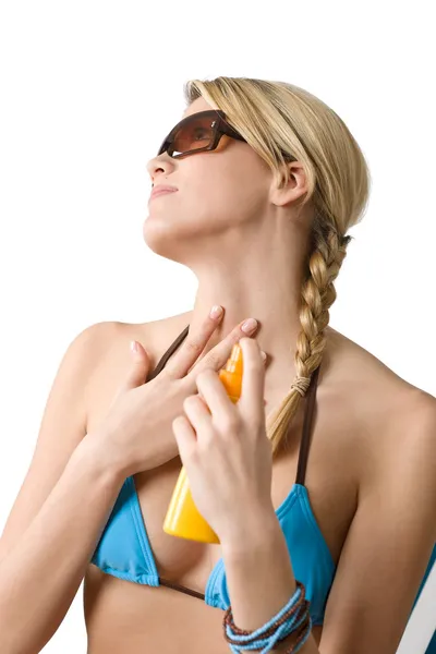 Playa Mujer Joven Bikini Con Gafas Sol Aplicar Loción Bronceadora — Foto de Stock