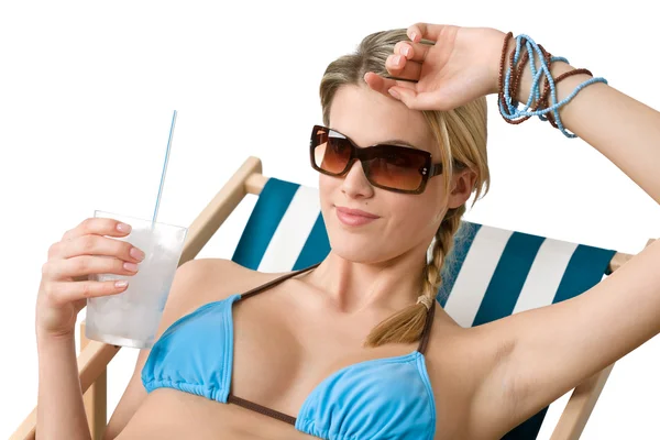 Plaża Szczęśliwa Kobieta Bikini Zimnym Napojem Zrelaksować Się Leżaku — Zdjęcie stockowe