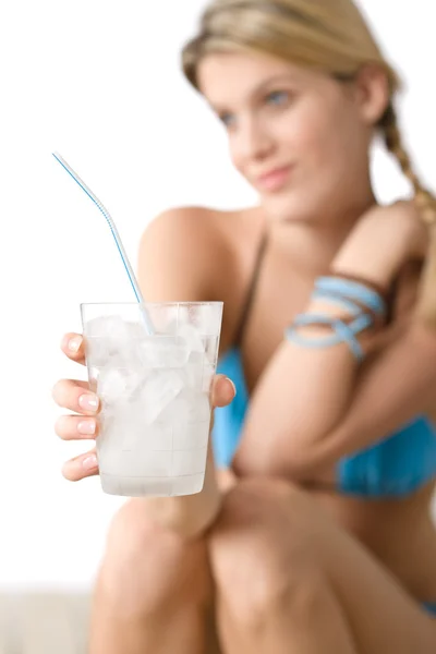 Playa Mujer Feliz Bikini Con Bebida Fría Enfoque Vidrio —  Fotos de Stock