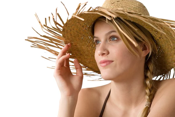 Παραλία - ευτυχισμένη γυναίκα στο μπικίνι με ψάθινο καπέλο — Φωτογραφία Αρχείου