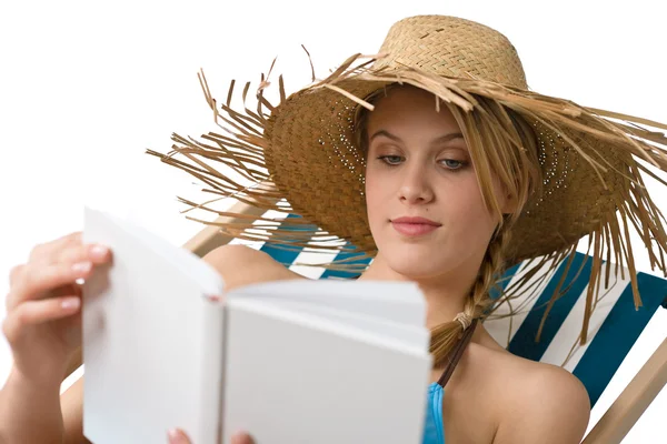 Plaża - młoda kobieta się zrelaksować z książką w bikini — Zdjęcie stockowe