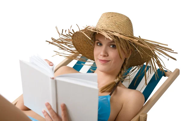 Παραλία - νεαρή γυναίκα χαλαρώσουν με βιβλίο σε μπικίνι — Φωτογραφία Αρχείου
