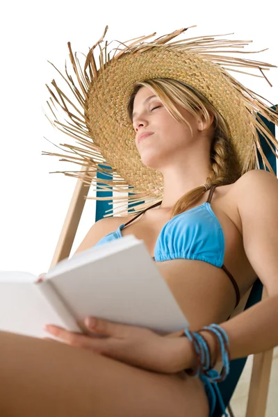 Playa - Mujer joven feliz relajarse con el libro —  Fotos de Stock