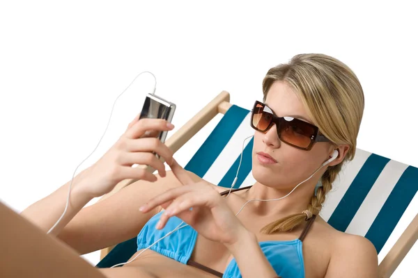 Strand Gelukkig Vrouw Bikini Ontspannen Ligstoel Met Muziek — Stockfoto