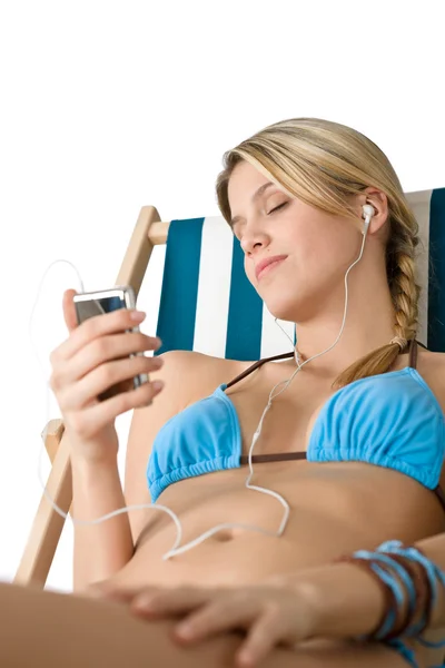 Plaża Szczęśliwa Kobieta Bikini Zrelaksować Się Leżaku Muzyką — Zdjęcie stockowe