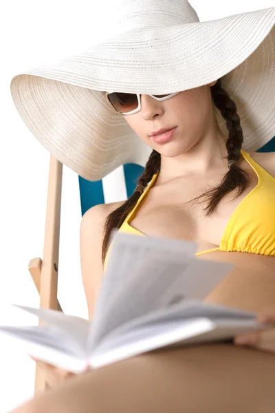 Plaży Młoda Kobieta Bikini Zrelaksować Się Książką Opalania Leżak — Zdjęcie stockowe