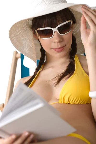 Plage - Jeune femme en bikini bain de soleil avec livre — Photo