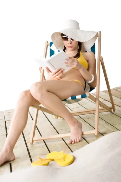 Strand Jonge Vrouw Bikini Ontspannen Met Boek Zonnebaden Strandstoel — Stockfoto