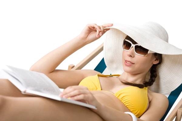 Pláž Atraktivní Žena Plavkách Opalovat Lehátku Klobouk Kniha Sluneční Brýle — Stock fotografie