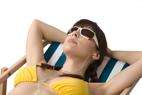 Пляж - жінка слухає музику в бікіні — стокове фото