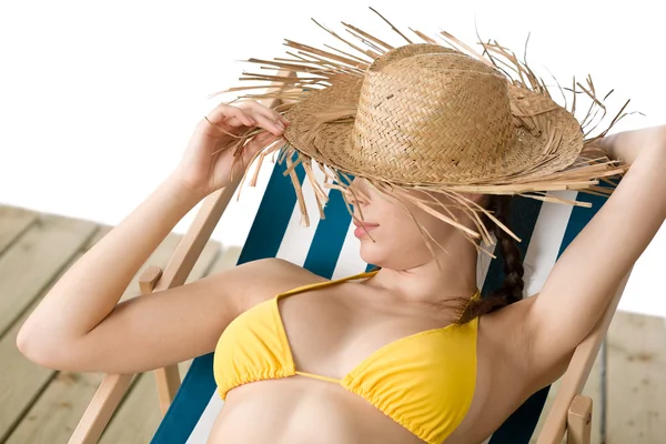 Παραλία Γυναίκα Ψάθινο Καπέλο Κίτρινο Μπικίνι Χαλαρωτικό — Φωτογραφία Αρχείου