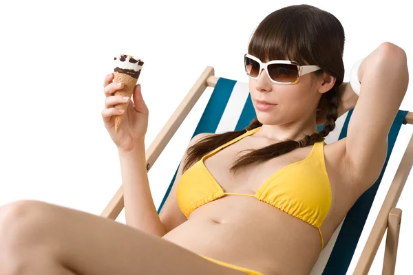 Όμορφη γυναίκα σε μπικίνι με παγωτό χωνάκι το καλοκαίρι — Φωτογραφία Αρχείου