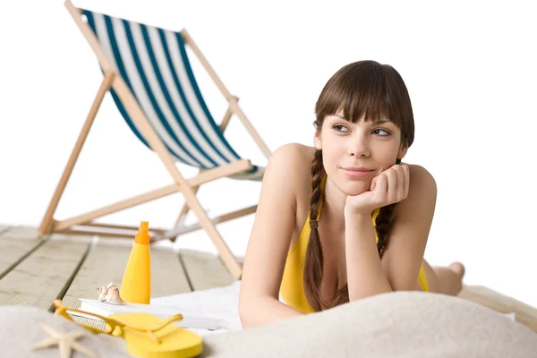 Παραλία με σεζ-λονγκ - γυναίκα σε μπικίνι ηλιοθεραπεία — Φωτογραφία Αρχείου