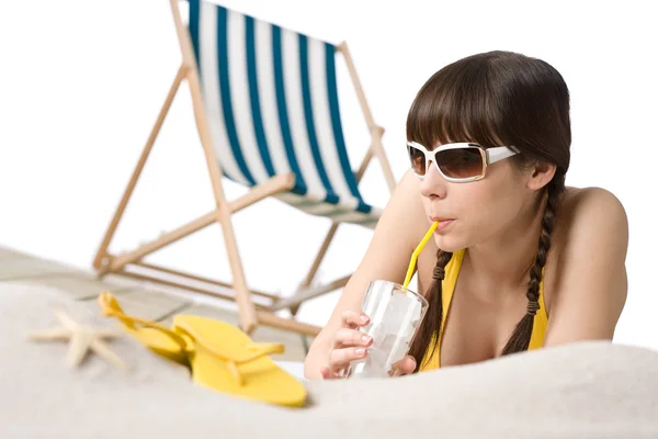 Praia - Mulher de biquíni com bebida e chinelo na areia — Fotografia de Stock