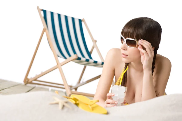 Strand Vrouw Bikini Met Drankje Flip Flop Zand Ligstoel Achtergrond — Stockfoto