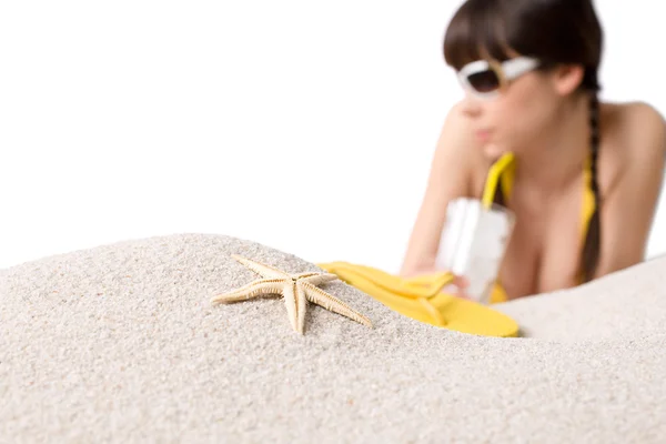 Beach - kum üzerinde deniz yıldızı, bikini yak²n bir kadın — Stok fotoğraf