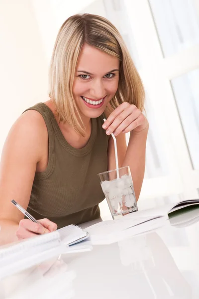 Junge Blonde Frau Schreibt Hausaufgaben Und Trinkt — Stockfoto