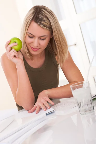 Blond Jonge Vrouw Denken Huiswerk Eten Apple — Stockfoto