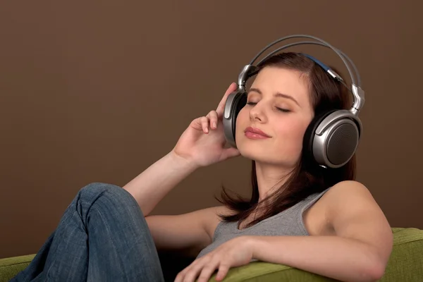 Φοιτητής σειρά - γυναίκα όμορφη καστανά μαλλιά με ακουστικά — Φωτογραφία Αρχείου