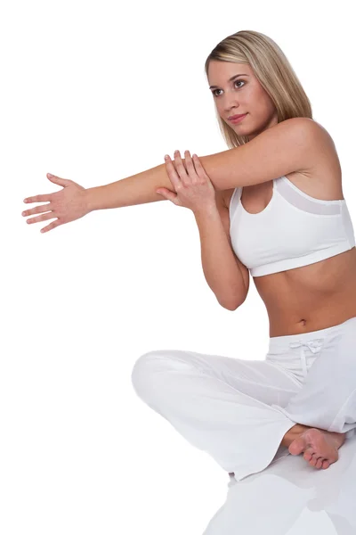Fitness series - jonge vrouw die zich uitstrekt — Stockfoto