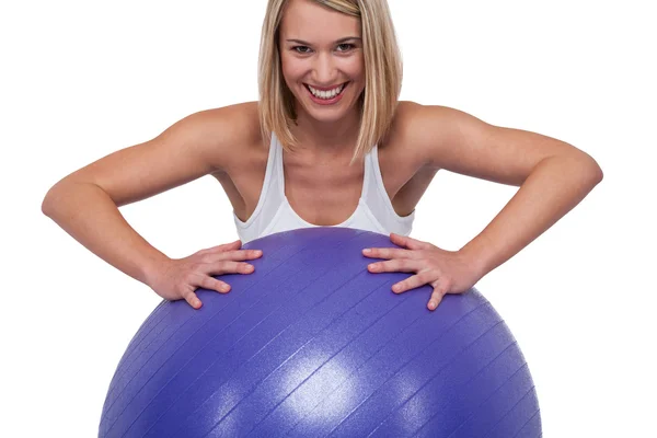 金髪の女性と白い背景の上の紫色のボール — ストック写真