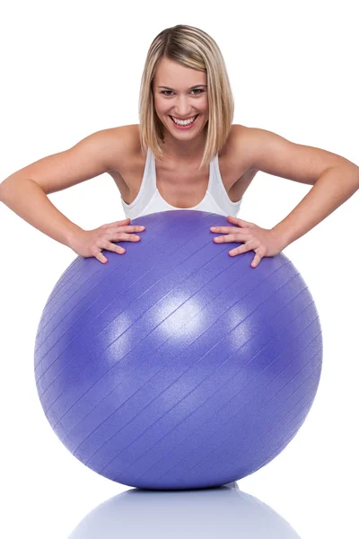 Fitness série - blonďatá usmívající se žena s fialovým koule — Stock fotografie