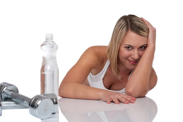 Blonde Frau Mit Wasserflasche Und Gewichten Auf Weißem Hintergrund — Stockfoto