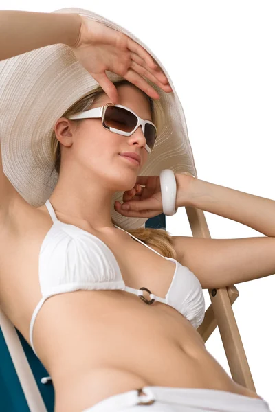 Παραλία Γυναίκα Μπικίνι Καπέλο Και Γυαλιά Ηλίου Ηλιοθεραπεία Ξαπλώνοντας Ξαπλώστρα — Φωτογραφία Αρχείου