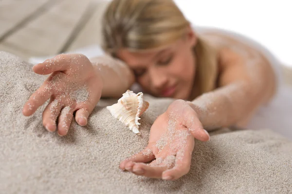 Praia - mulher com concha deitada na areia — Fotografia de Stock