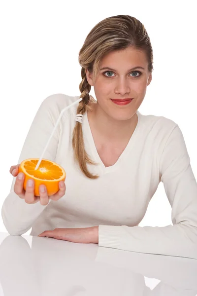 Здоровий спосіб життя серії - Жінка тримає помаранчевий — стокове фото