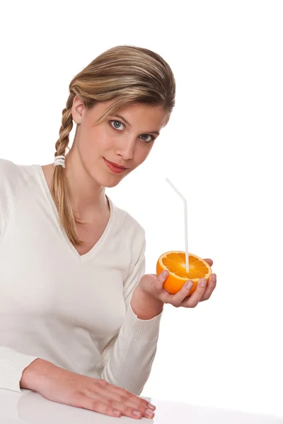 건강 한 라이프 스타일 시리즈-오렌지를 들고 여자 — 스톡 사진