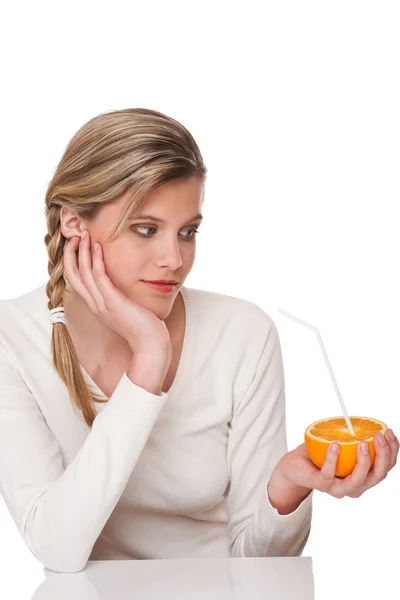 Donna Guardando Arancione Sfondo Bianco — Foto Stock