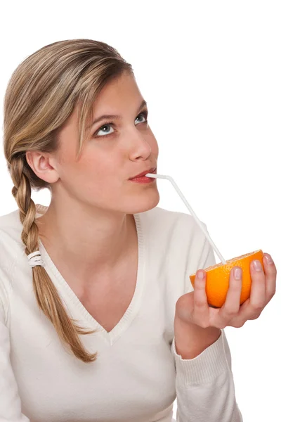 白い背景の上のオレンジを持つ女性 — ストック写真