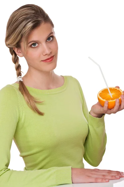 白い背景の上のオレンジ色のわらを保持している女性 — ストック写真