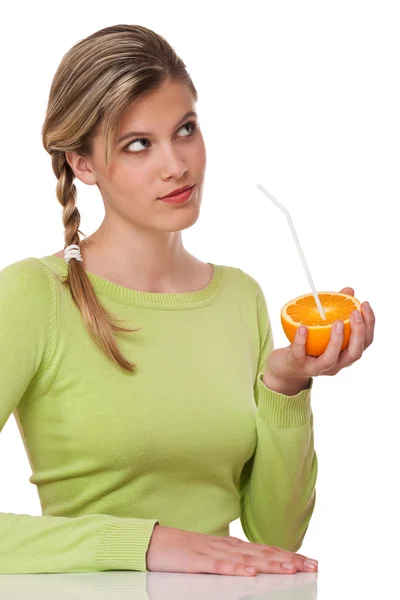 健康的なライフ スタイル シリーズ - オレンジを持つ女性 — ストック写真