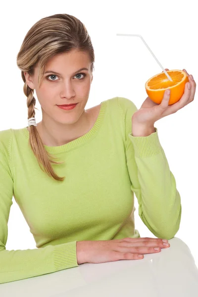 Gezonde levensstijl serie - vrouw en oranje met stro — Stockfoto