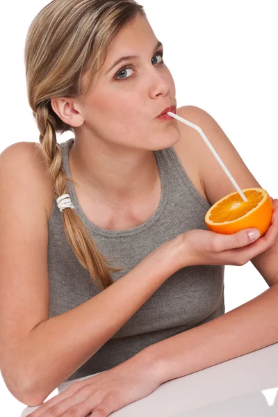 Здоровий спосіб життя - жінка п'є апельсин — стокове фото