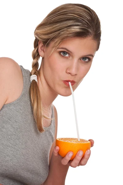 白い背景の上を見てオレンジを持つ女性 — 图库照片